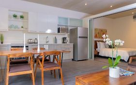 Bee Suites Santa Ana